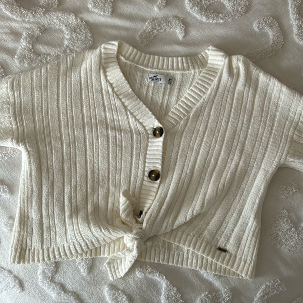 White Hollister women’s xs cropped sweater